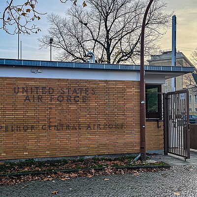 Historischer Blickfang: USAF-Schriftzug am Torhaus wieder sichtbar