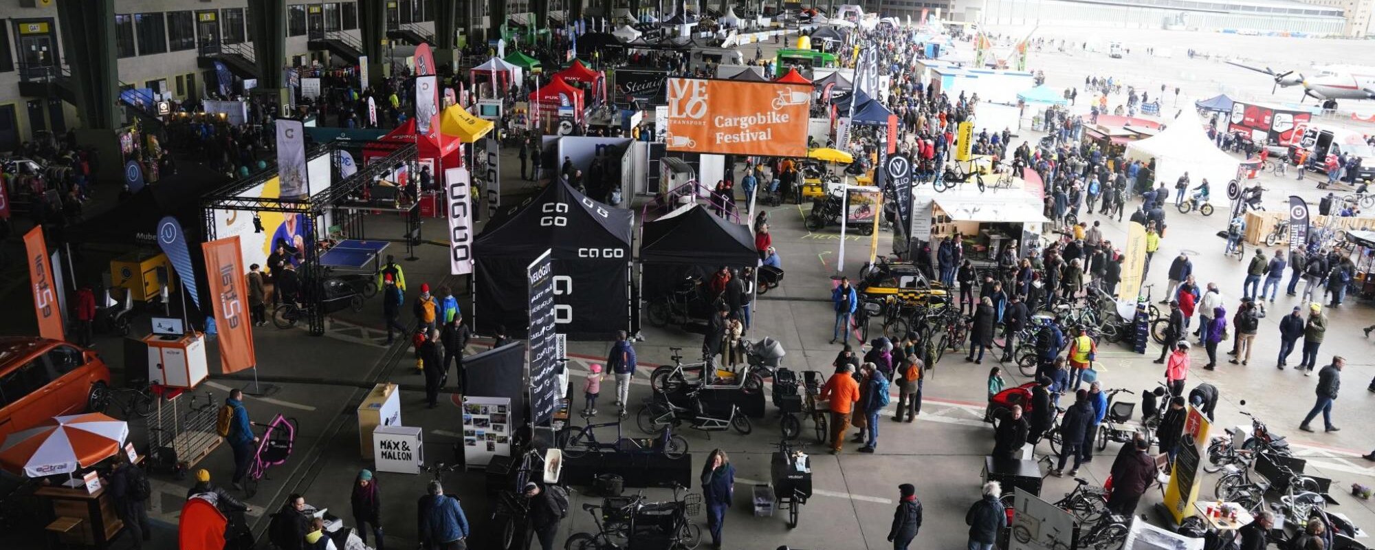 Menschenmenge auf dem überdachten Vorfeld