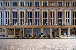 Haupteingang des Flughafengebäude mit Schriftzug Zentralflughafen