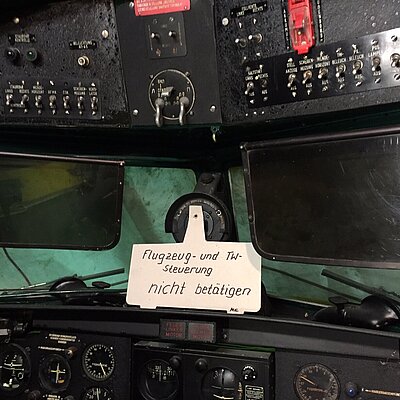 Ein Flugzeug mit einer ganz besonderen Geschichte zieht in den Hangar 7
