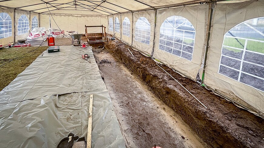 Baugrube über einer betroffenen Fuge.