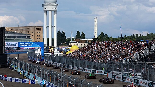 Volle Besucherränge bei der Formula E auf dem Flughafen Tempelhof mit Radarturm im Hintergrund