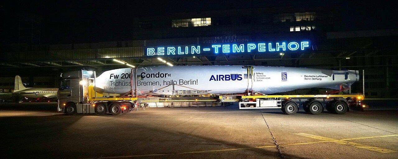 Transport eines Flugzeuges auf einem LKW bei Nacht