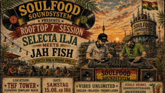 Ein farbenfrohes Veranstaltungsplakat zeigt eine Rooftop‑Szene bei Sonnenuntergang am Flughafen Tempelhof. Zwei DJs legen Soul‑ und Reggae‑Vinyl auf, umgeben von einer entspannten Gruppe von Menschen auf einer Dachterrasse mit Pflanzen und Lichterketten. Im Hintergrund ist die Berliner Skyline mit Fernsehturm zu sehen. Das Plakat kündigt eine Soulfood‑Soundsystem‑Session mit Selecta Ilja und Jah Fish im THF Tower am 15. August ab 16 Uhr an.