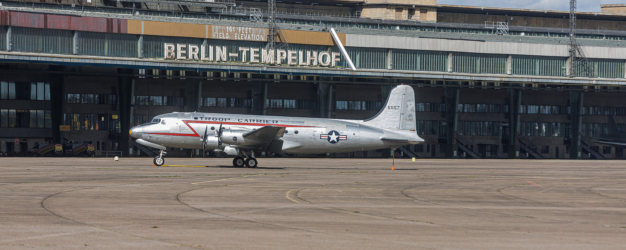 Das Vorfeld des Flughafens mit Flugzeug im Vordergrund