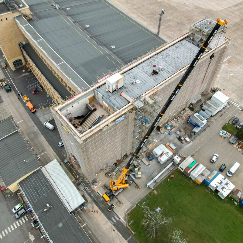 Luftaufnahme in das geöffnete Dach vom Tower, 