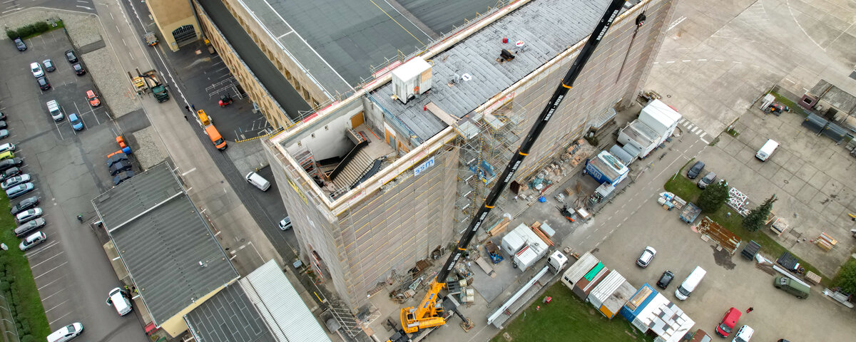 Luftaufnahme in das geöffnete Dach vom Tower, 