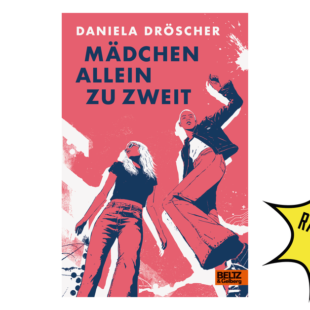 Buchcover von „Mädchen allein zu zweit“ von Daniela Dröscher. Vor rosafarbenem Hintergrund stehen zwei stilisiert dargestellte Personen in dunkler und rosa Kleidung. Der Titel erscheint in großen dunkelblauen Buchstaben im oberen Teil des Covers. Unten rechts befindet sich das Verlagslogo von Beltz & Gelberg. Neben dem Cover ist ein gelber Stern mit der Aufschrift „Radikaler Töchterkalender“ zu sehen.