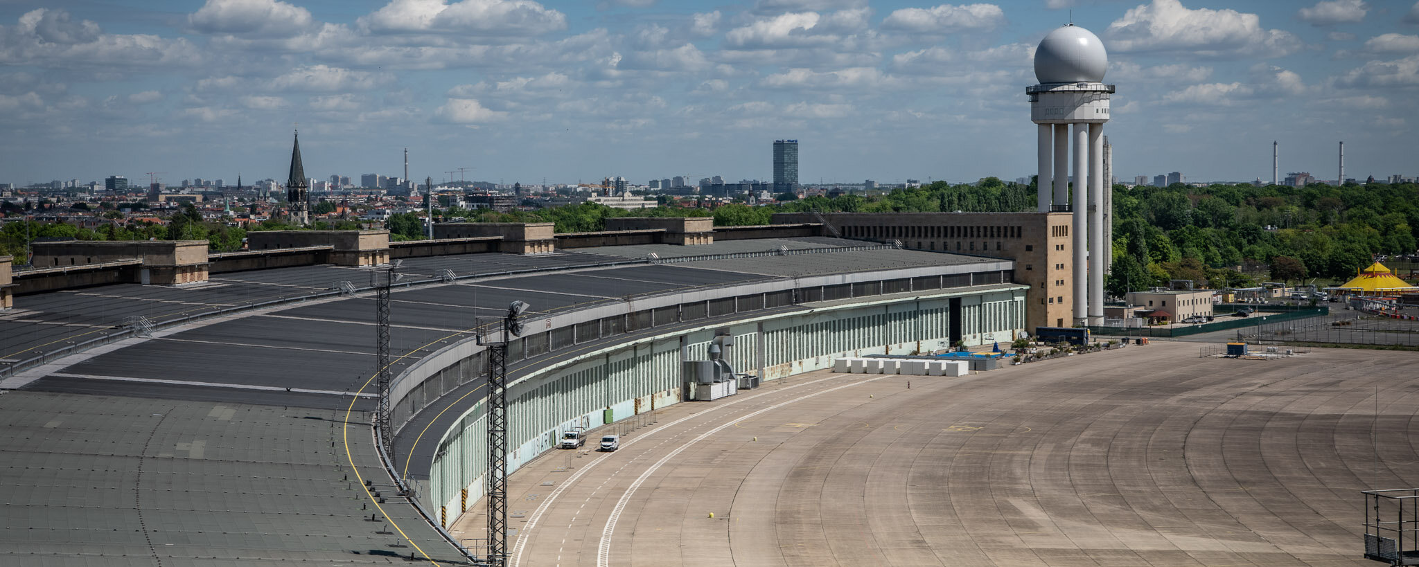 Blick vom Flughafendach über das Vorfeld Richtung Radartum
