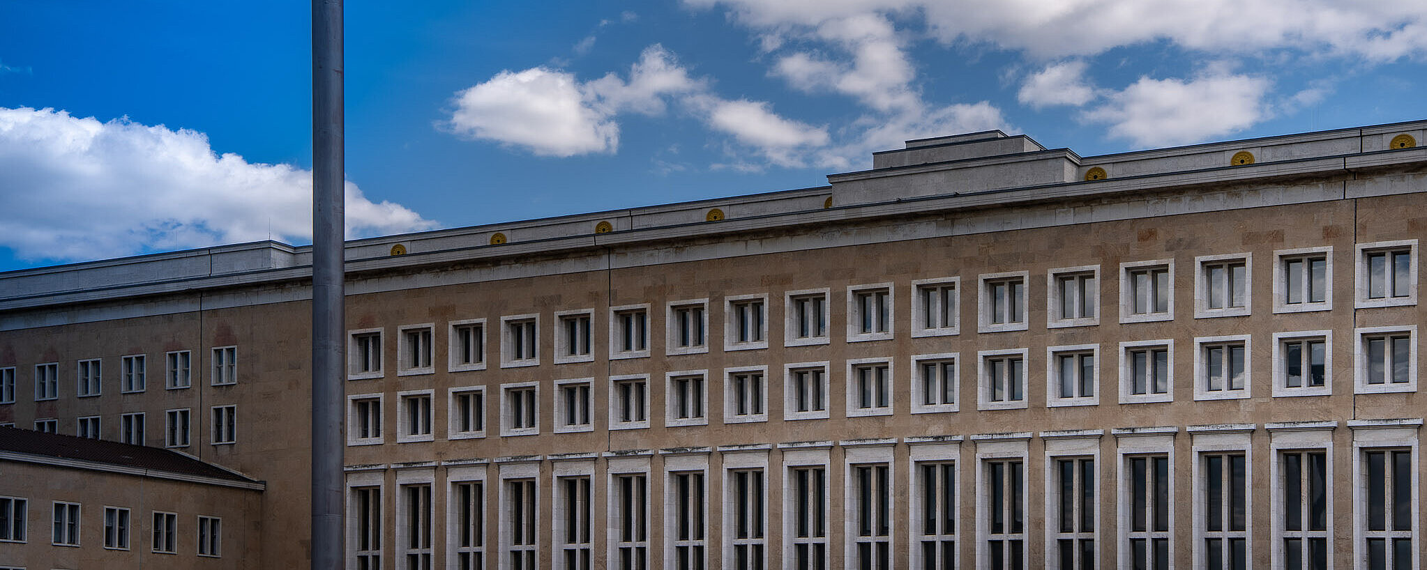 Fassade am Haupteingang mit Lampe auf dem Ehrenhof