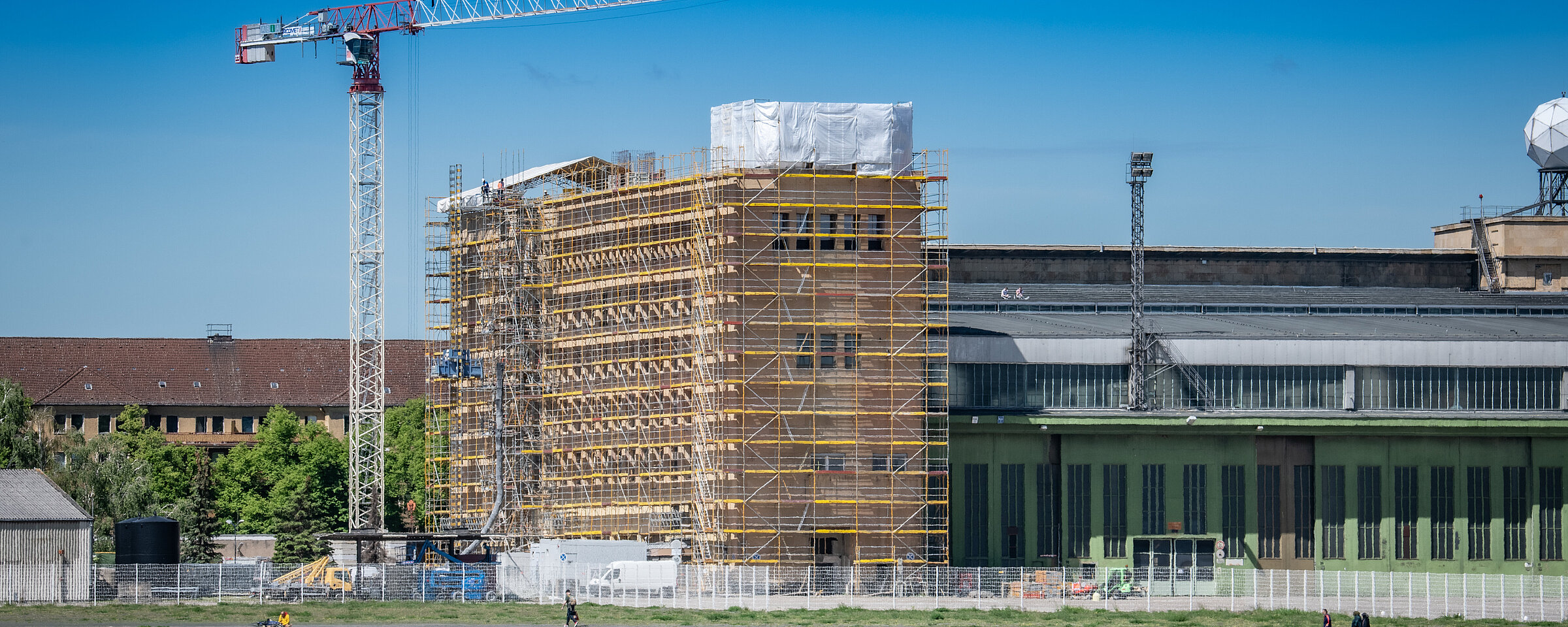 Baugerüst am Kopfbau West mit Baukran