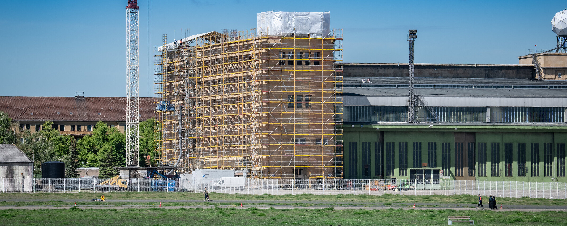 [Translate to English:] Kopfbau West mit Baugerüst und Kran