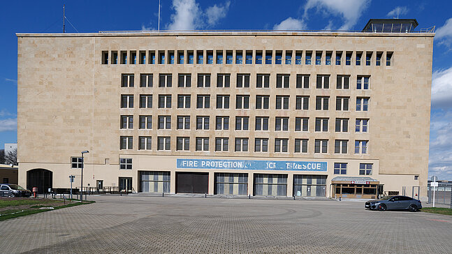 Aussenfassade der Alten Feuerwache am Flughafen Tempelhof