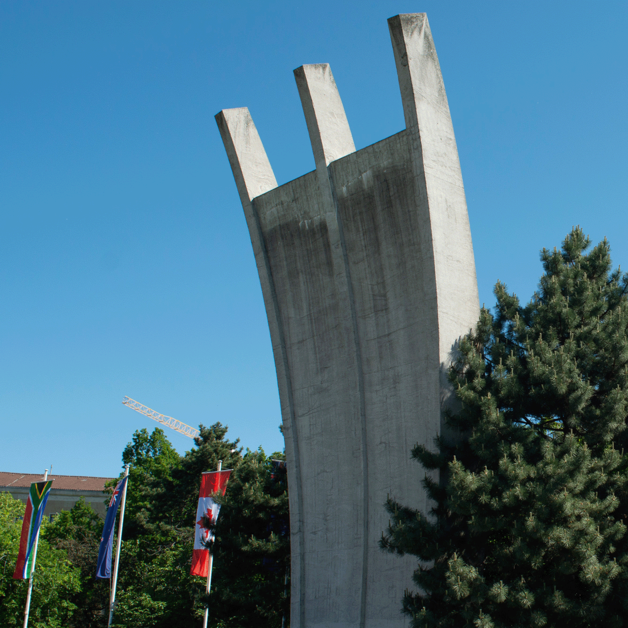 Luftbrückendenkmal am Platz der Luftbrücke mit blauem Himmel 