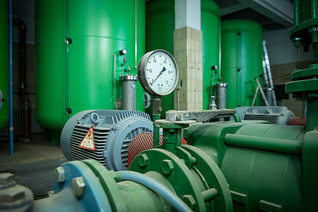 Bild von dem grünen Wasserwerk mit einer weißen Anzeige