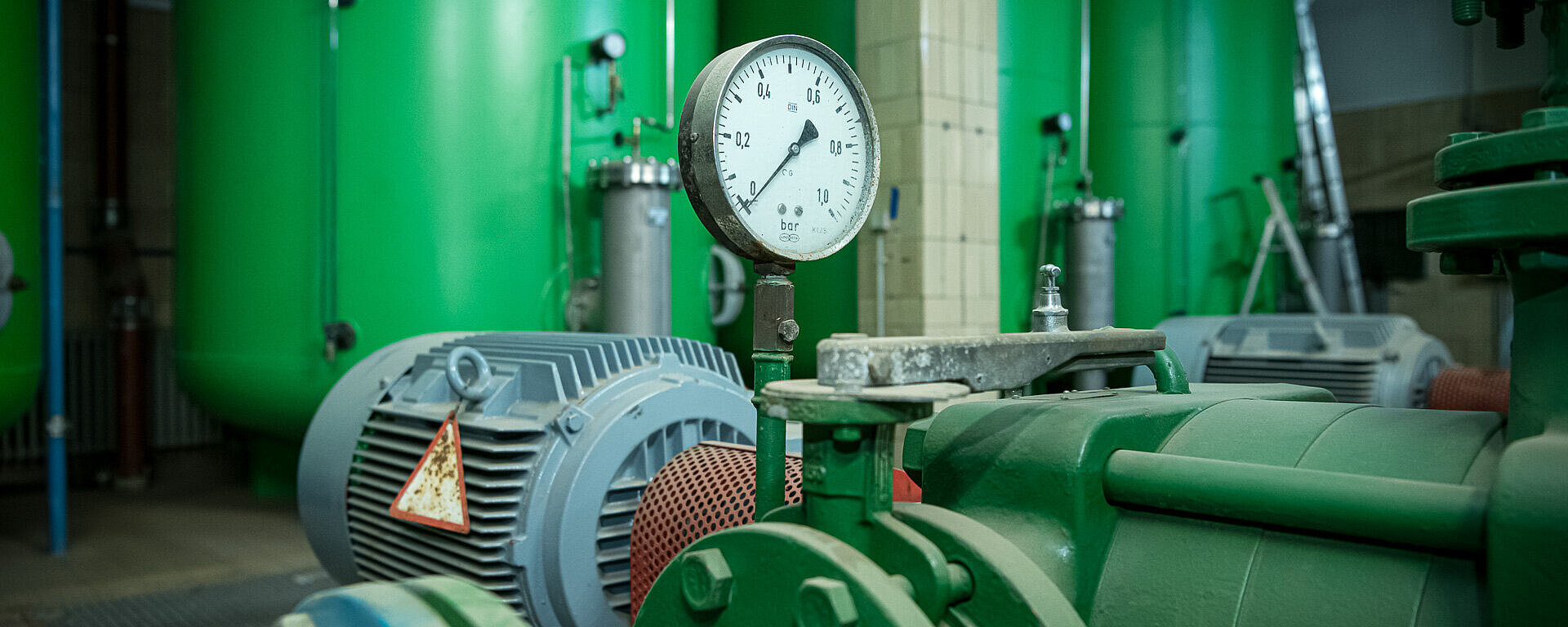 Bild von dem grünen Wasserwerk mit einer weißen Anzeige