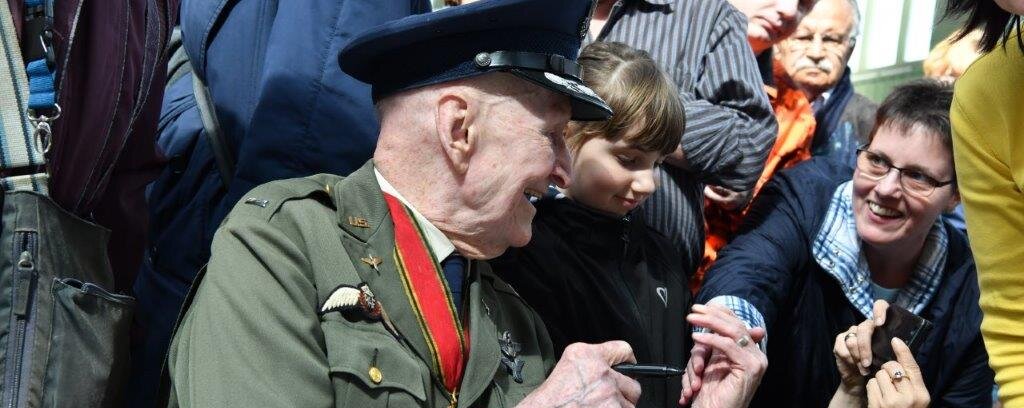 Gail Halvorsen mit vielen Fans