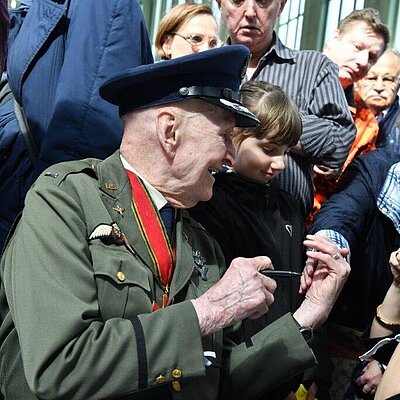 Rosinenbomber-Pilot Gail Halvorsen im Alter von 101 Jahren verstorben