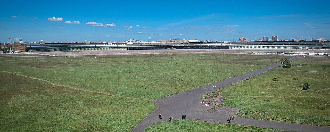 Tempelhofer Feld mit Flughafengebäude im Hintergrund 
