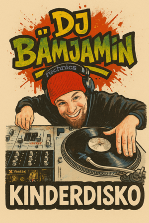 Farbiges Comic‑Poster für eine Kinderdisco: DJ Bänjamin mit roter Kappe und Kopfhörern am DJ‑Pult vor dynamischem gelb‑orangem Hintergrund.