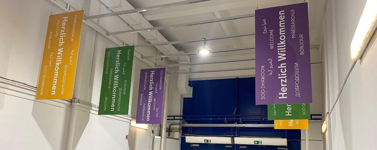 Eingangsbereich Hangar 4 mit Willkommens-Bannern