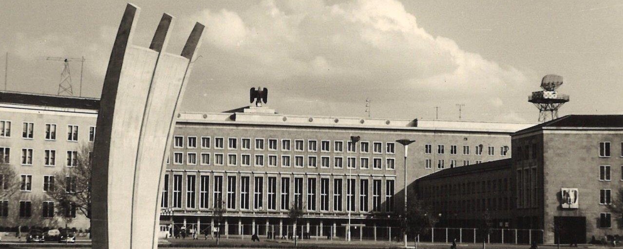 Historische Ansicht des Flughafengebäudes mit Adler-Skulptur auf dem Dach