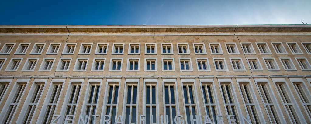 Fassade am Haupteingang mit blauem Himmel