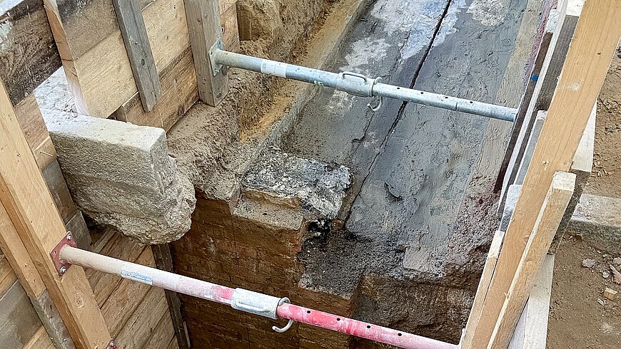 Blick auf eine freigelegte Tunnelfuge.