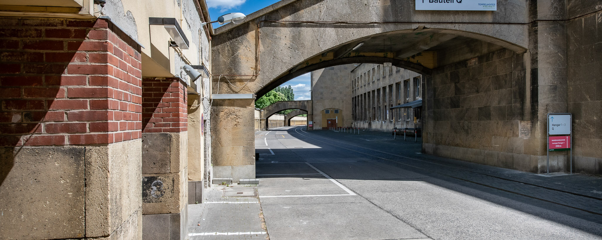 Untere Bunkerstraße mit Blick auf eine Überführung zum Gebäude
