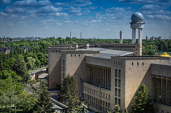 Skyline Berlin mit Radarturm und Flughafengebäude Richtung Osten
