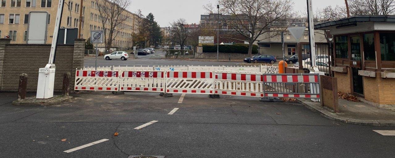 Baustellenabsperrungen am kleinen Pförtnerhäuschen