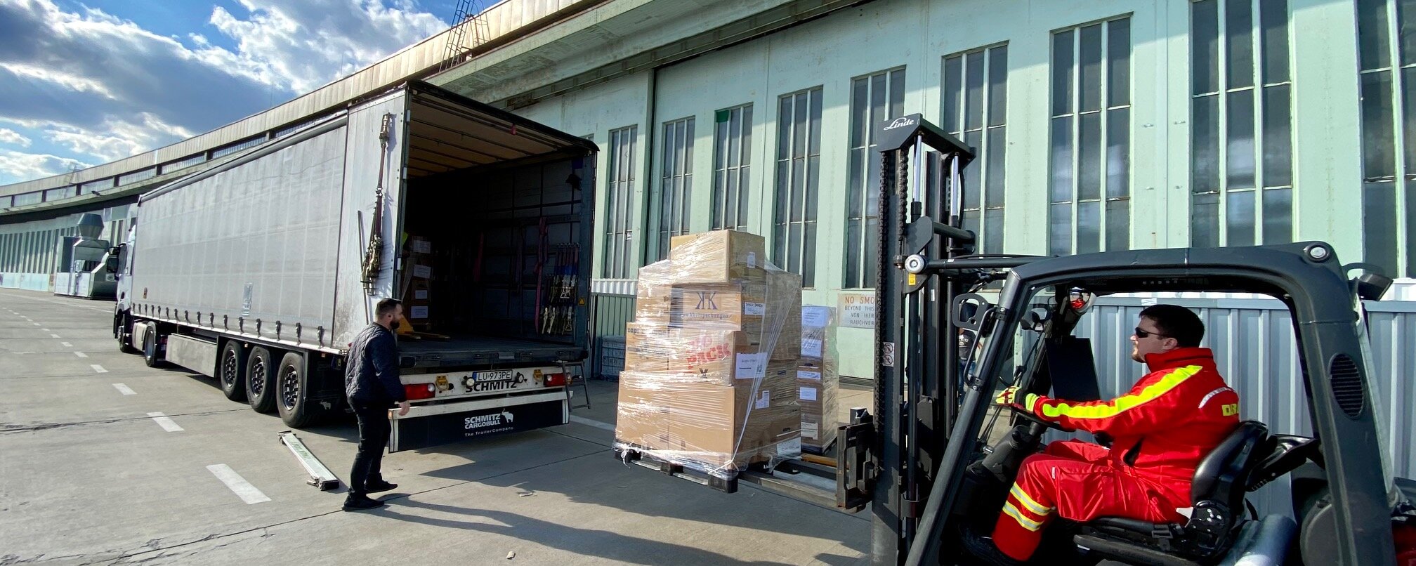 Beladung von Transportern vor den Hangartoren