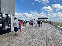 Zahlreiche Menschen genießen den Ausblick auf der Dachterrasse