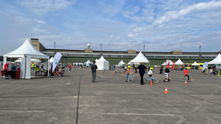 Mitmachaktionen für mehr Sicherheit im Straßenverkehr auf dem Vorfeld des Flughafen Tempelhof