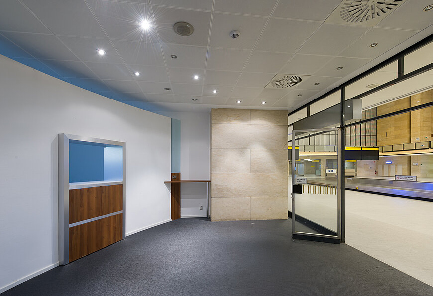 In einem der Glasbüro in der Haupthalle des Flughafen Tempelhof. Rechts sieht man durch die Scheiben die Haupthalle und das Gepäckband