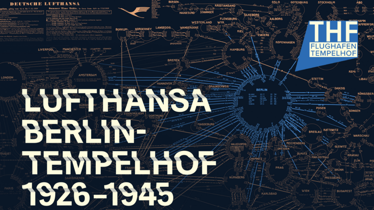 Grafik auf dunklem Hintergrund mit der Aufschrift „LUFTHANSA BERLIN-TEMPELHOF 1926–1945“. Rechts oben befindet sich ein hellblaues Logo mit den Buchstaben „THF“. Im Hintergrund ist eine abstrahierte, strahlenförmige Karte oder ein Liniennetz in Blau- und Goldtönen zu erkennen