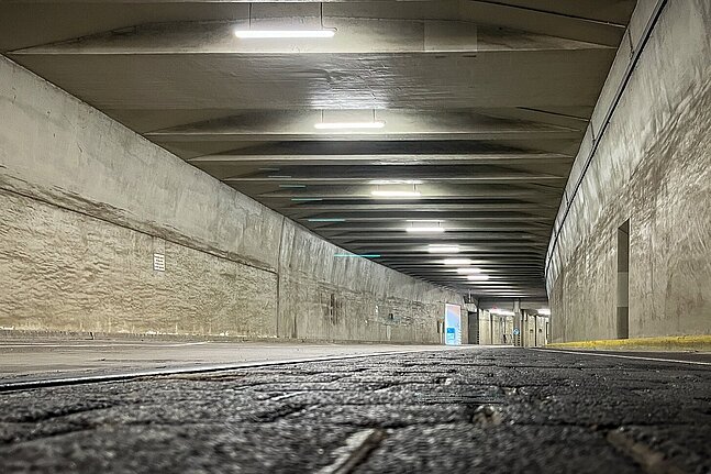 Blick durch den insgesamt 400 Meter langen Tunnel.