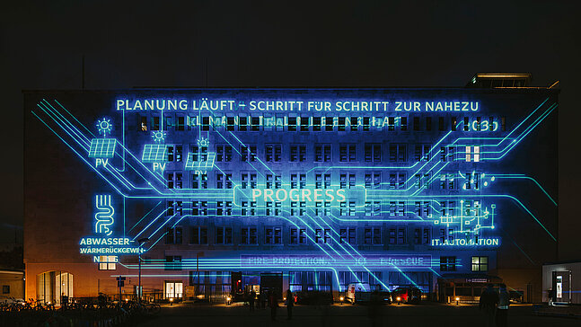 Beleuchtete Außenfassade des THF TOWER beim Festival Of Lights 2025 in Berlin
