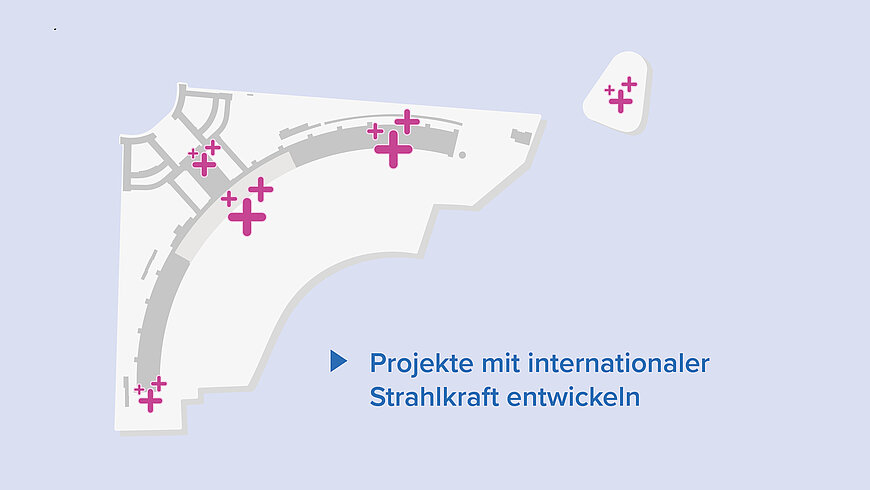 Stilisierte Karte mit hellgrauer Landform auf hellblauem Hintergrund; mehrere magentafarbene Pluszeichen markieren potenzielle Projektstandorte, auch auf einer kleineren separaten Fläche. Rechts steht der Satz „Projekte mit internationaler Strahlkraft entwickeln“