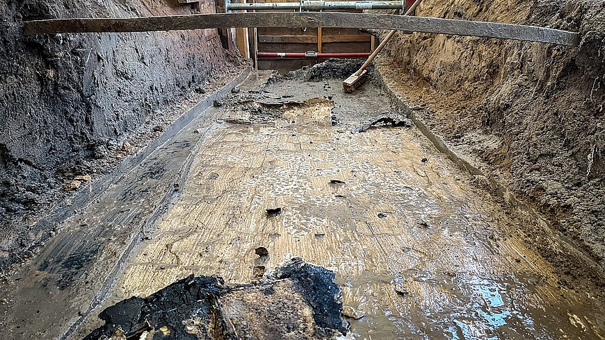 Blick auf den Schutzbeton, der die Fuge bedeckt.