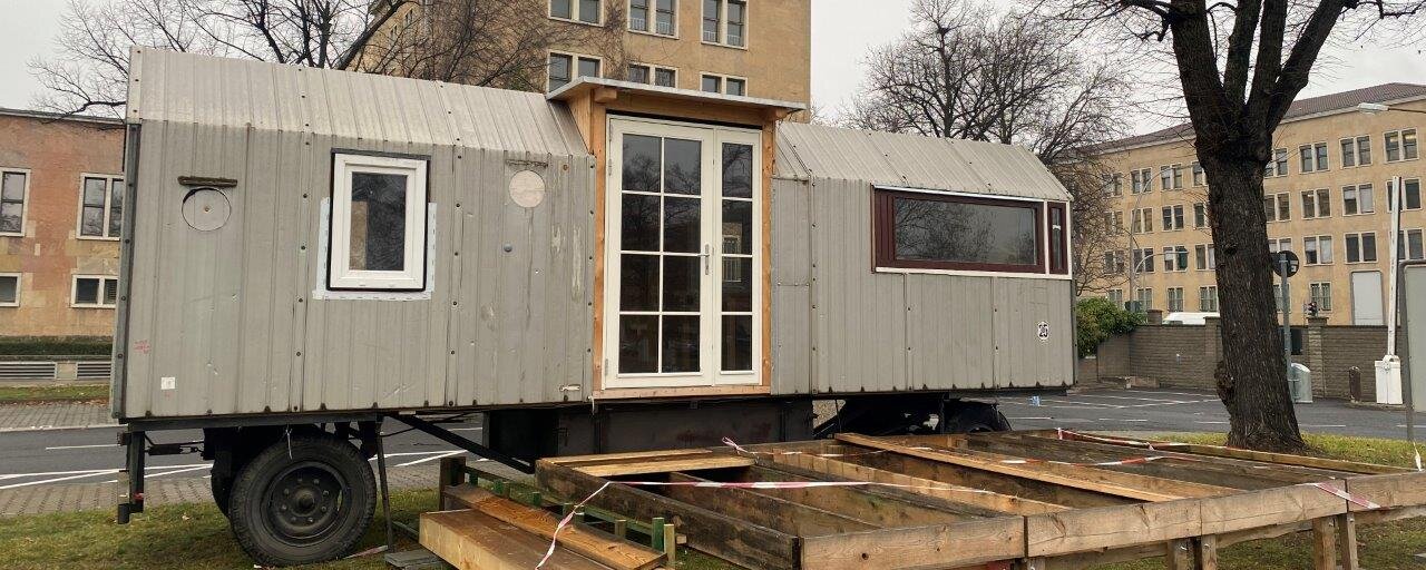 Grauer Container mit Fenster und Türen 
