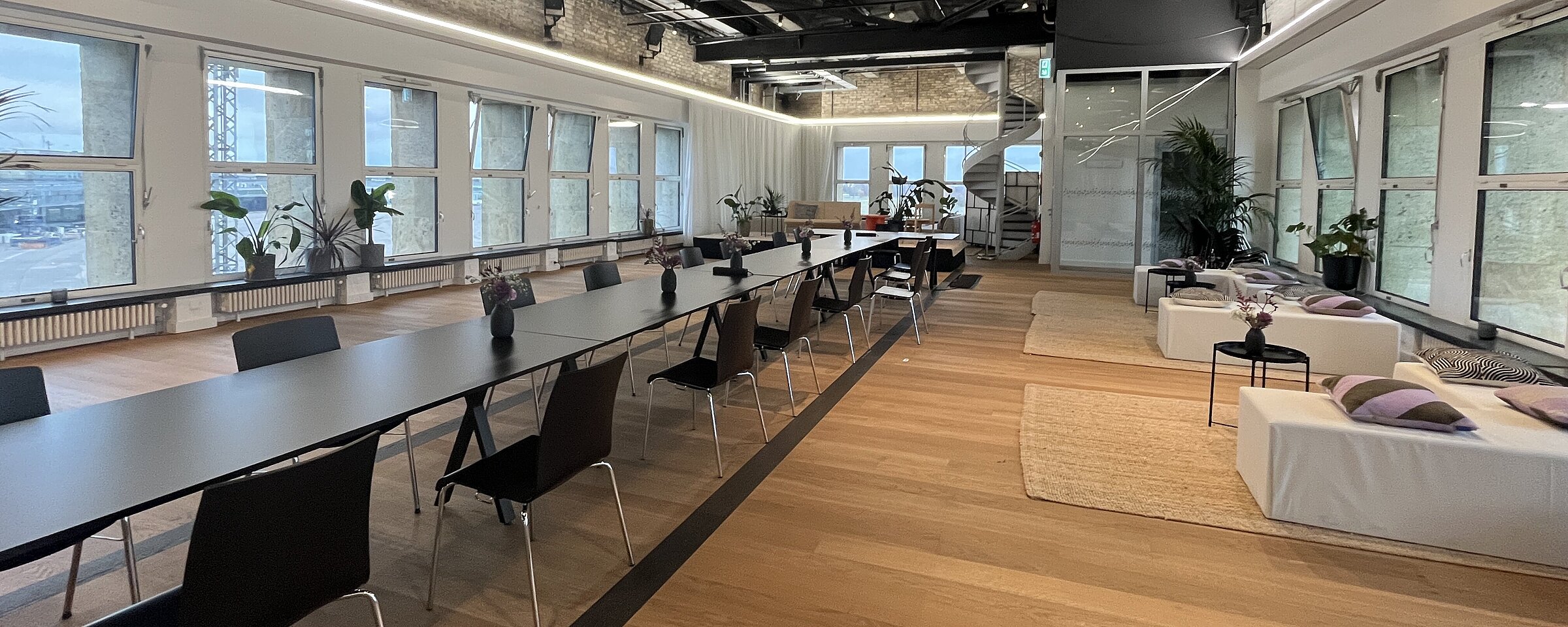 Langer schwarzer Tisch im TOWER am Flughafen Tempelhof. Hier tagt die Senatssitzung 