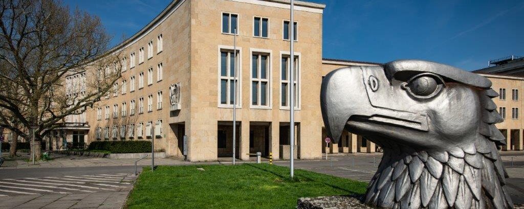 Adlerkopf auf einem Steinsockel