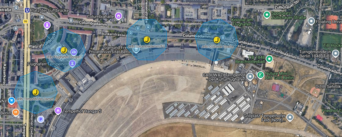 Satellitenkarte des Flughafen Tempelhof mit fünf markierten Standorten entlang des Columbiadamms, hervorgehoben durch blaue Umkreise und gelbe Symbole.
