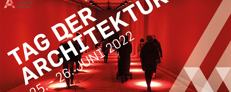 Schriftzug "Tag der Architektur" auf rot einfärbtem Bild mit Menschen auf einem Flur
