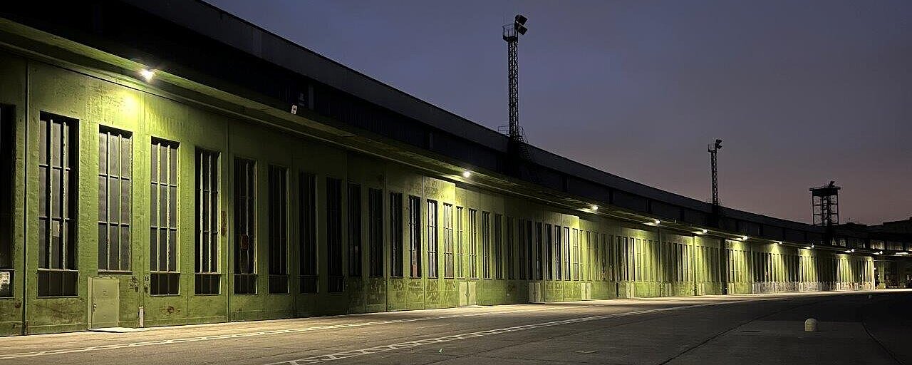 Helle Lampen an der Dachkante der Hangars