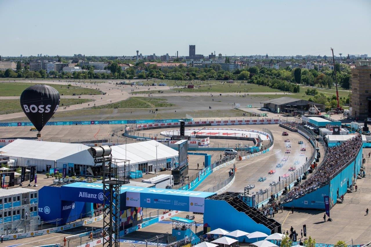 Rennstrecke auf dem asphaltierten Vorfeld