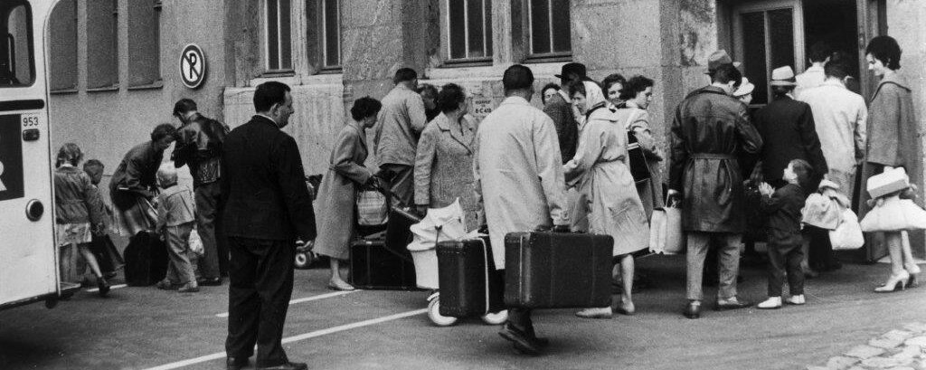 DDR-Flüchtlinge bei der Ankunft am Flughafen Berlin - Tempelhof zur Abfertigung von Sonderflügen