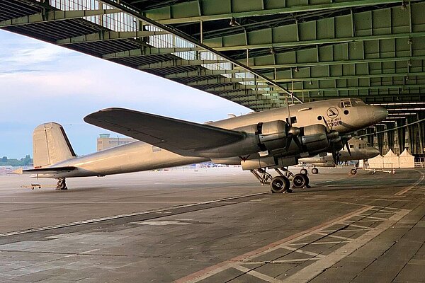 Zeugnisse der Luftfahrtgeschichte. Condor, Iljuschin und C-54 am Flughafen Tempelhof