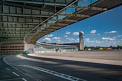 Vorfeld mit Radarturm